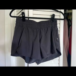 Lululemon Tracker Shorts Black size 8 GUC